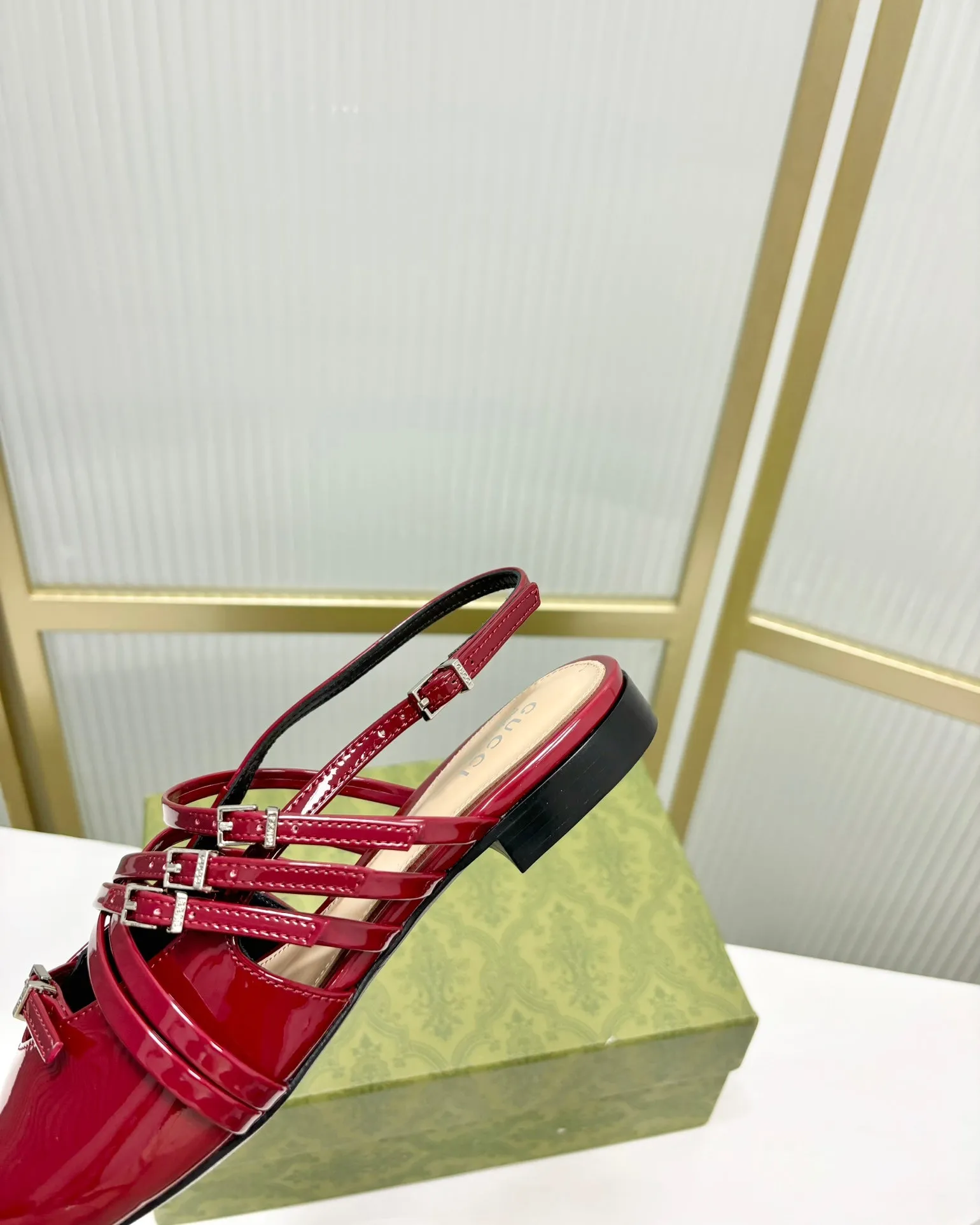 Gucci Diverse options GLOSSY STRAPPY CALFSKIN FLAT Complete product line IN RED SLINGBACK SCARLET