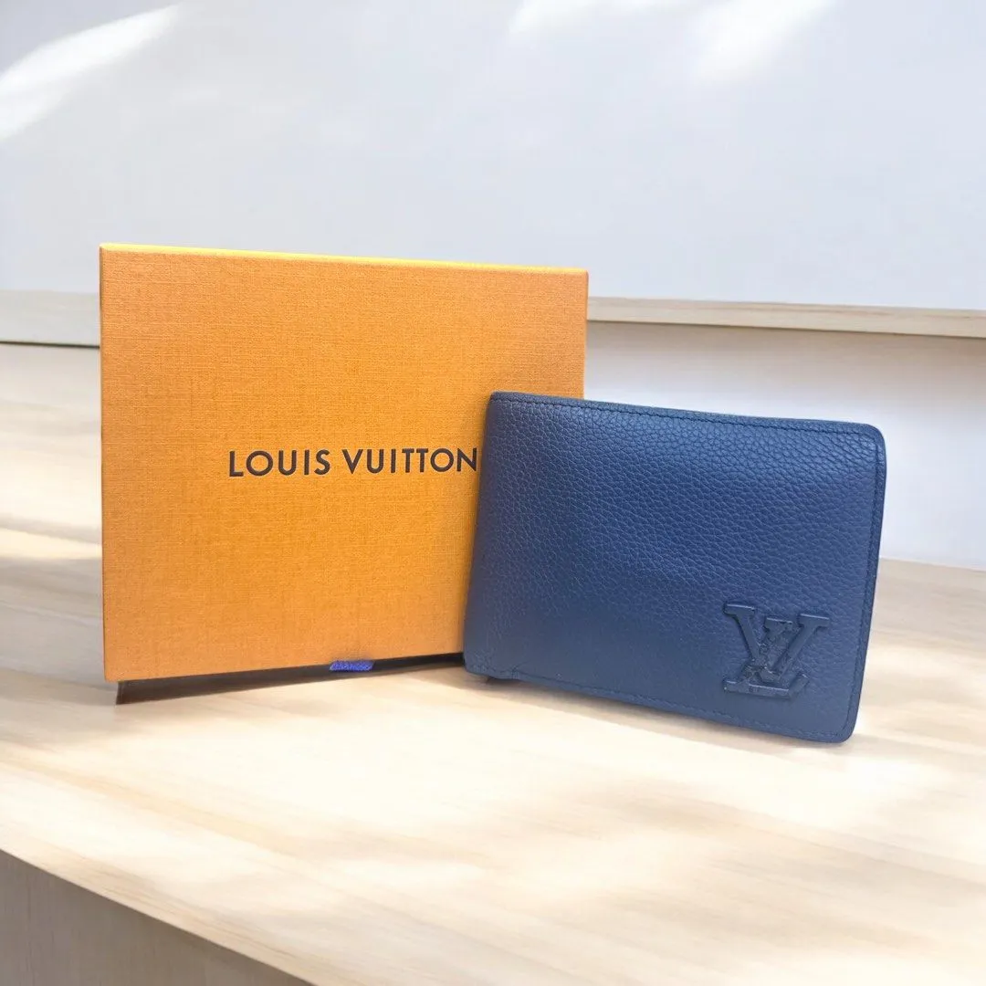 Louis Vuitton  leather Wallet (H9 x L11 cm)