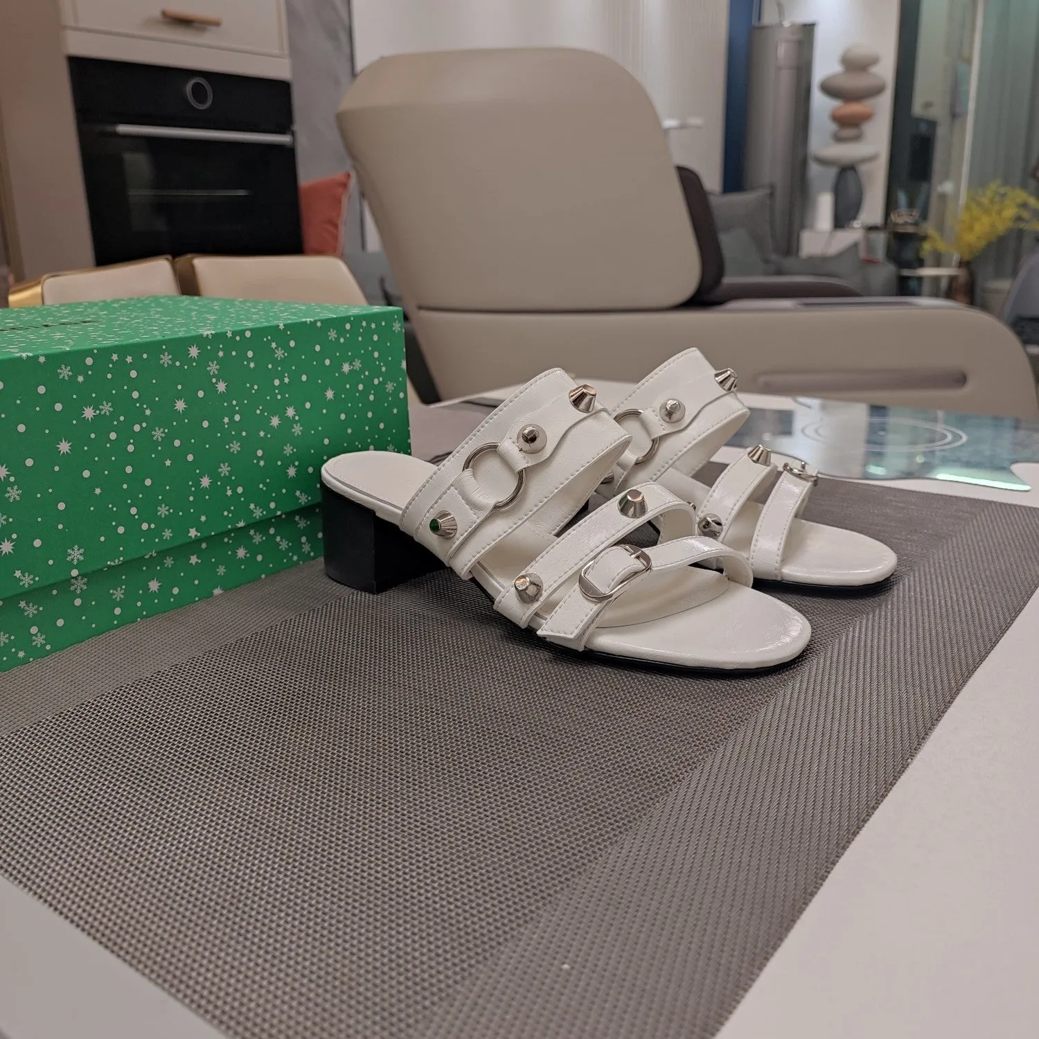 Special edition sale SANDALS IN WHITE MEDIUM Balanciaga STUDDED WAX-OIL Fully equipped SHEEPSKIN STRAPPY HEELED