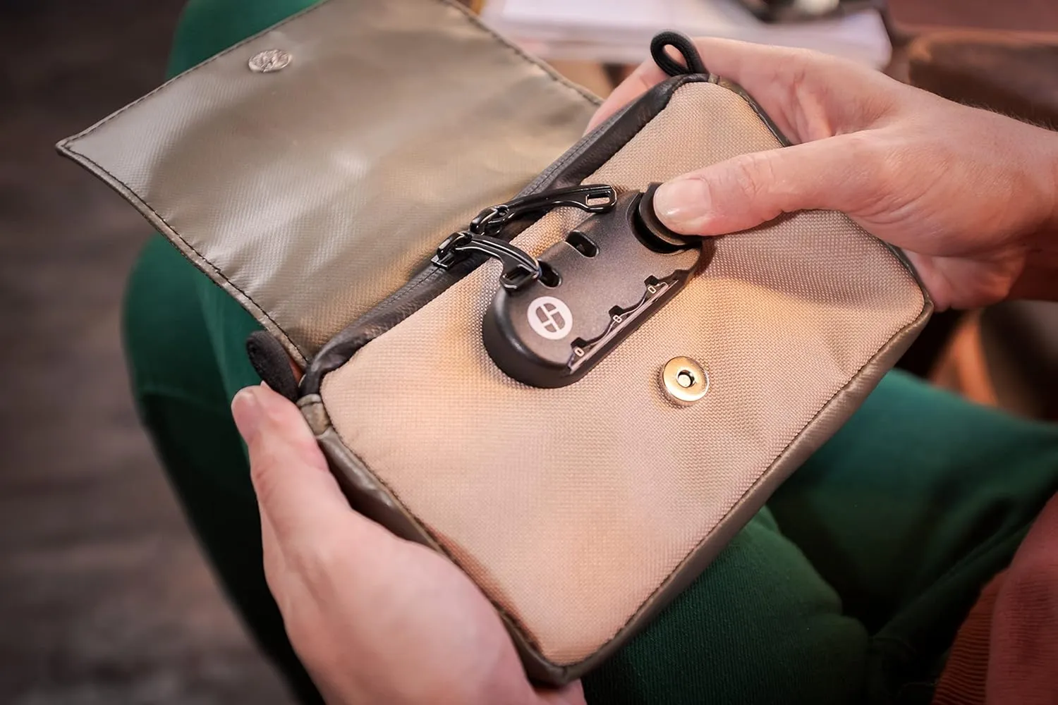 STASHLOGIX Smell Proof, Locking Bag: The Highland (Olive)